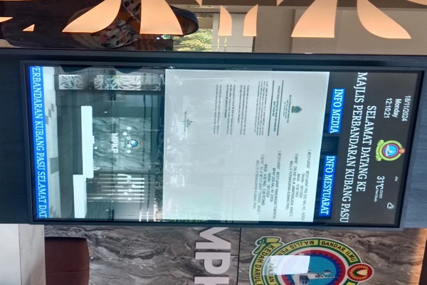 O papel do display publicitário montado na parede no mercado