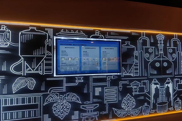 Qual é a diferença entre um display de publicidade LCD montado na parede e uma TV LCD do mesmo tamanho?