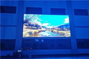 Schermo LED nel padiglione 3 della fiera aerospaziale