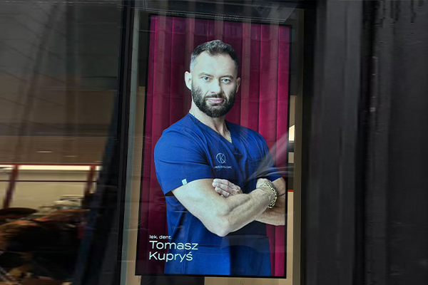 86-инчов прозоречен дисплей привлича погледите в Полша