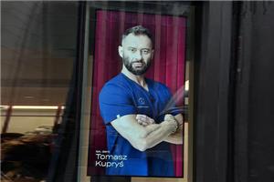 Une vitrine de 86 pouces attire les regards en Pologne