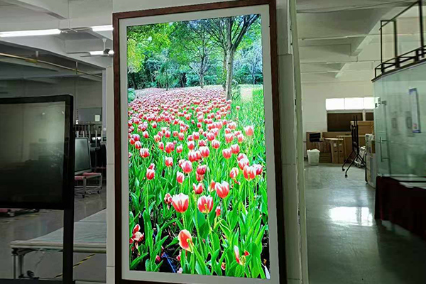 Преимущества рекламной машины с фоторамкой