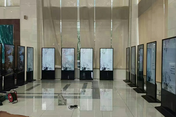 LCD-Werbemaschine VS traditionelle Plakatwand: visuelles Fest und technologische Innovation 2