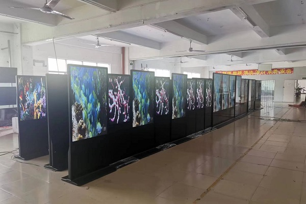 Precauții pentru utilizarea afișajelor publicitare pe podea