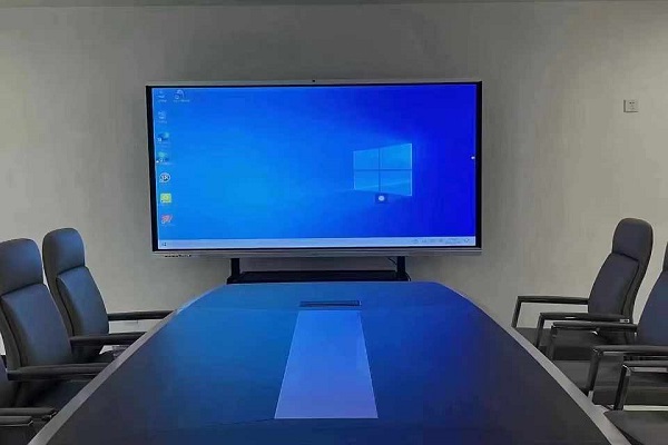 Tablă albă inteligentă folosită în conferință