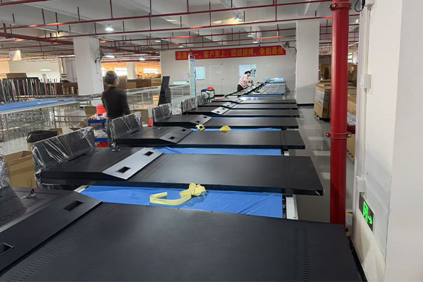 How to choose a reliable commercial screen manufacturer