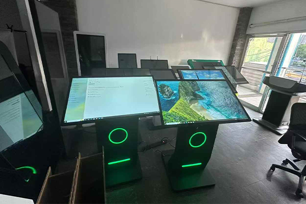 Обратна връзка с клиентите и анализ на пазарното представяне на Принадлежи Търговски LCD екран