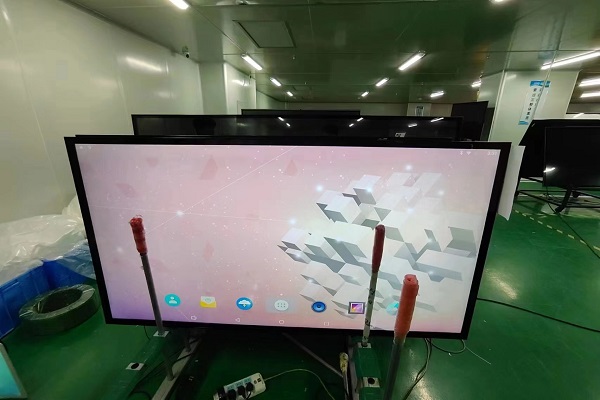 Para quais cenários as máquinas de publicidade montadas na parede são adequadas?