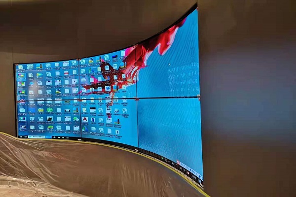 La ce ar trebui să fiu atent când instalez ecranul curbat de îmbinare