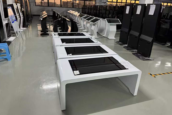 În ce industrii sunt utilizate aparatele de interogare multimedia tactile?