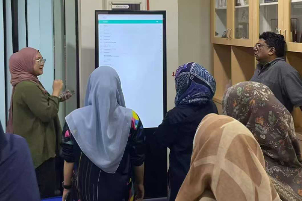 Сценарии и характеристики на приложение на машина за вертикална реклама