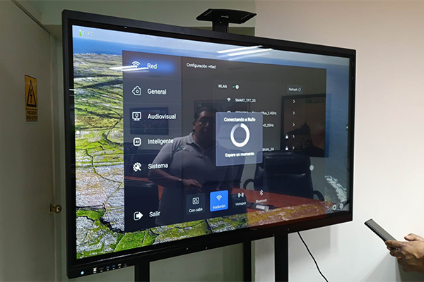 Смарт интерактивна бяла дъска Принадлежи: Предефиниране на ефективно сътрудничество и интерактивно изживяване