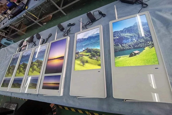 A evolução e o impacto das telas publicitárias em elevadores