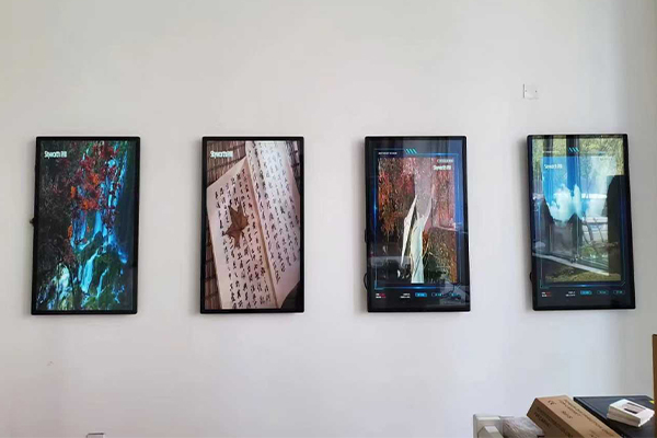 How does the smart picture frame screen advertising machine provide flexibility and convenience?