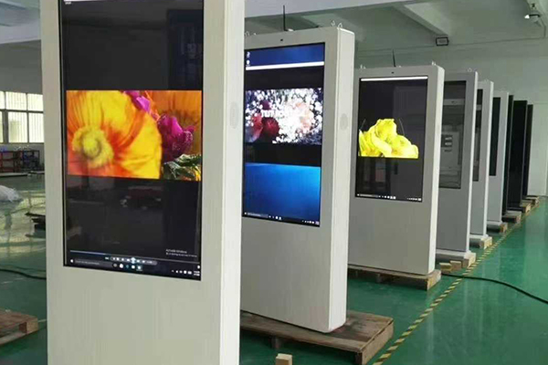 Em que lugares as máquinas de publicidade externa são amplamente utilizadas?