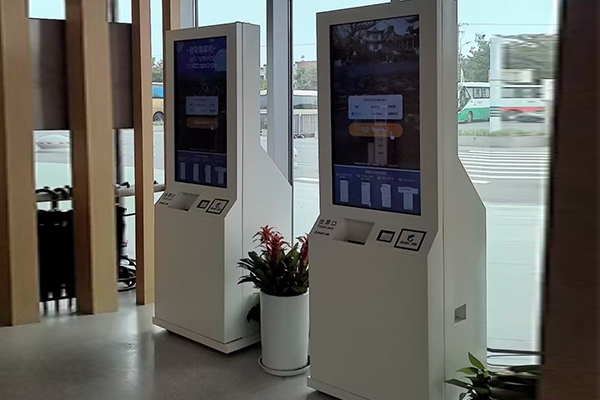 従来の設備 VS 工業的なタッチ:コスト削減 + 体験のアップグレード