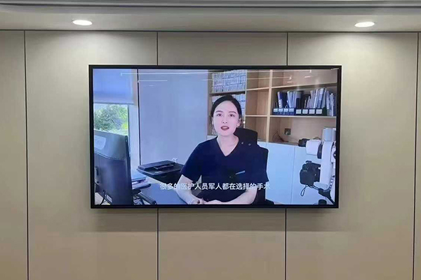 Aplicarea mașinilor de publicitate montate pe perete în magazinele de ceai cu lapte