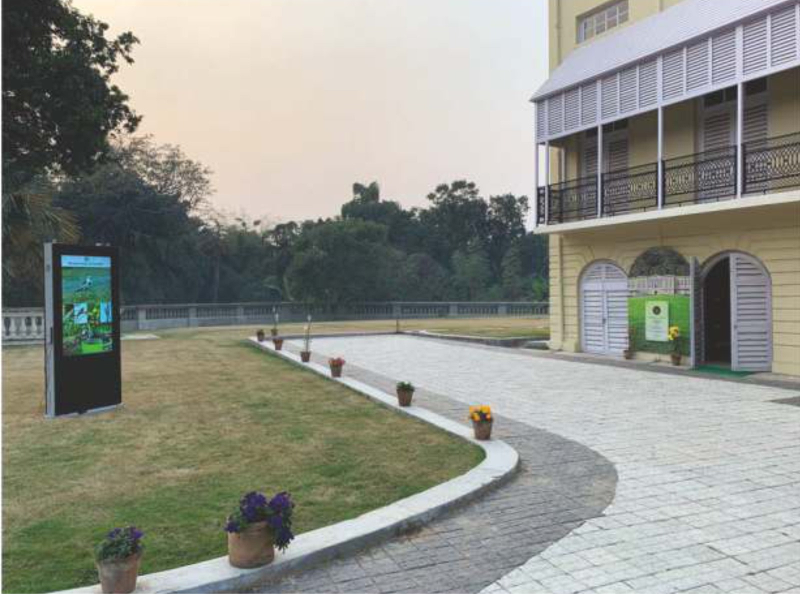 outdoor digital totems