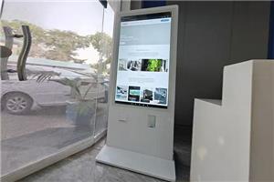 Phản hồi của khách hàng về Màn hình quảng cáo đứng trên sàn