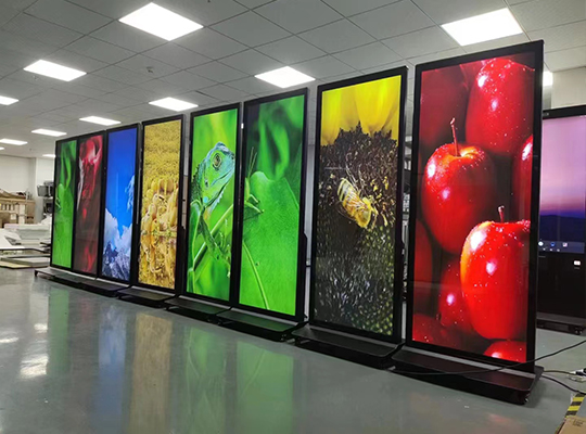Innovatives bodenstehendes Werbedisplay definiert visuelles Marketing neu