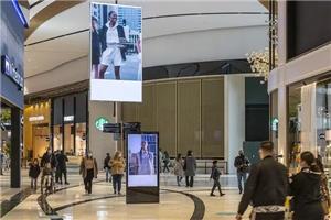 Каква е целта на рекламните екрани в търговските центрове?