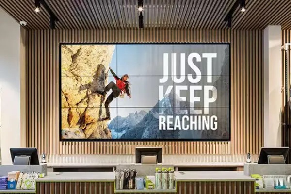 Alışveriş Merkezi Deneyimlerini Dönüştürmek: Dubai'de Perakende Tabela Çözümleri