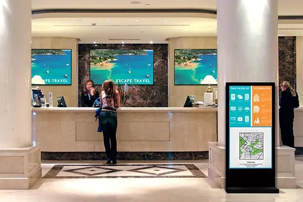 ホテルロビーのデジタルサイネージとは何ですか?