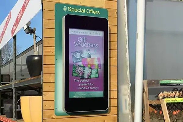 В чем разница между внутренним и наружным цифровым рекламным экраном?