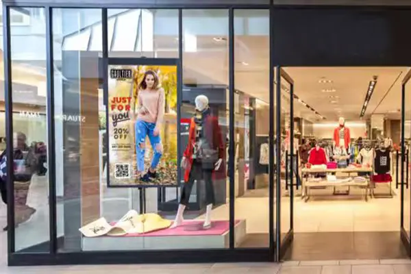 Cómo ayudamos a una tienda minorista a resolver problemas de interacción con el cliente mediante la señalización en escaparates