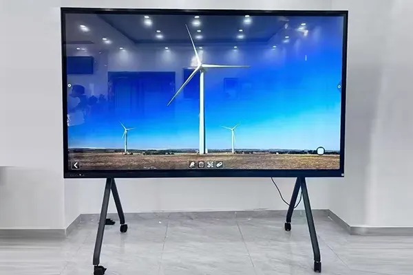 Цифровые экраны на рабочих местах в Шанхае, Китай: пример из практики многонациональной корпорации в конференц-зале.