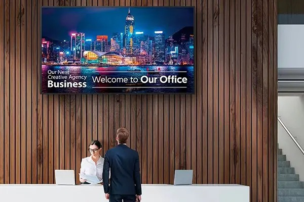 مشروع شاشات العرض الرقمية التفاعلية في متاجر البيع بالتجزئة: تعزيز التفاعل مع العلامة التجارية