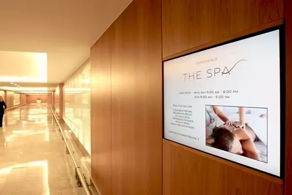 In che modo la segnaletica digitale per l'ospitalità sta gradualmente diventando un'infrastruttura operativa?