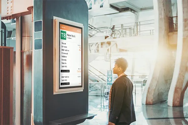 Comment une chaîne de magasins attire-t-elle les clients grâce à l'affichage numérique LCD ?