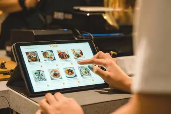 La segnaletica touch screen velocizza gli ordini nei ristoranti fast food