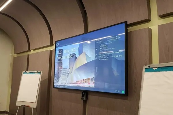 Como os sistemas interativos com tela estão sendo aplicados em ambientes do dia a dia