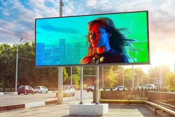 Applicazione di schermi pubblicitari esterni nelle vetrine dei negozi