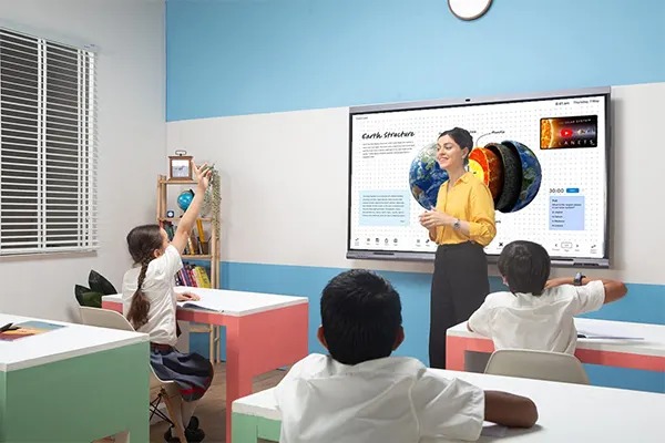 Utilizando painéis planos interativos na educação: aprimorando o envolvimento dos alunos.
