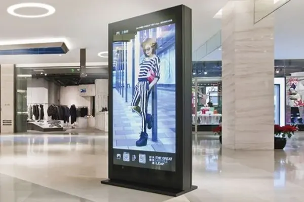 Como podemos ajudar as lojas de roupas a aumentar o fluxo de clientes usando sinalização digital?
