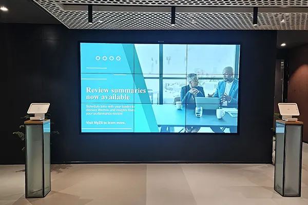 Cómo ayudamos a un hospital a solucionar el problema de la visualización manual del flujo de pacientes y la gestión del personal con señalización digital interna.