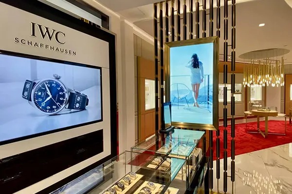 Les meilleurs écrans d'affichage numérique contribuent au succès publicitaire dans les centres commerciaux de Kuala Lumpur.