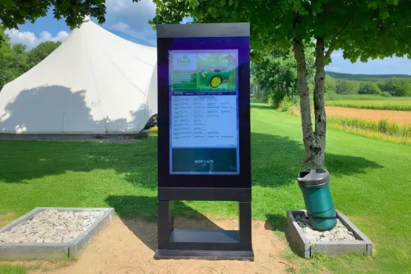 Señalización digital exterior para estaciones de transporte público: duradera, brillante y eficiente.