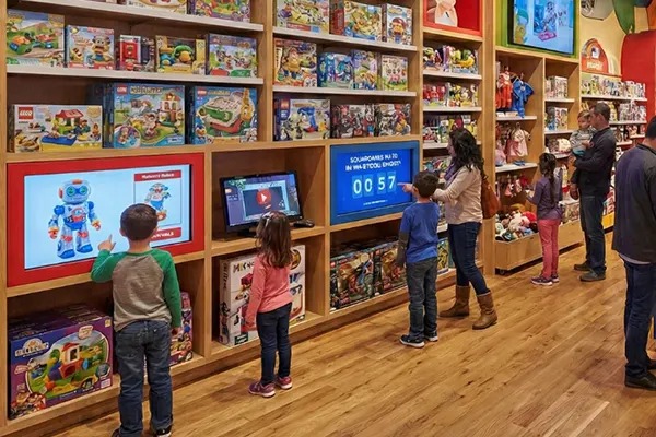 Cum putem ajuta magazinele de jucării să își crească traficul de clienți folosind afișaje digitale?