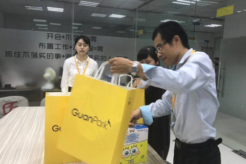 Caring for employees and warm spring festival