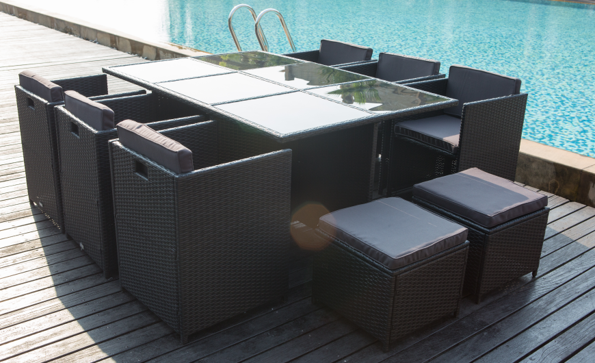Gartentisch und Stühle in Terrassenhöhe, Rattan-Bar-Set