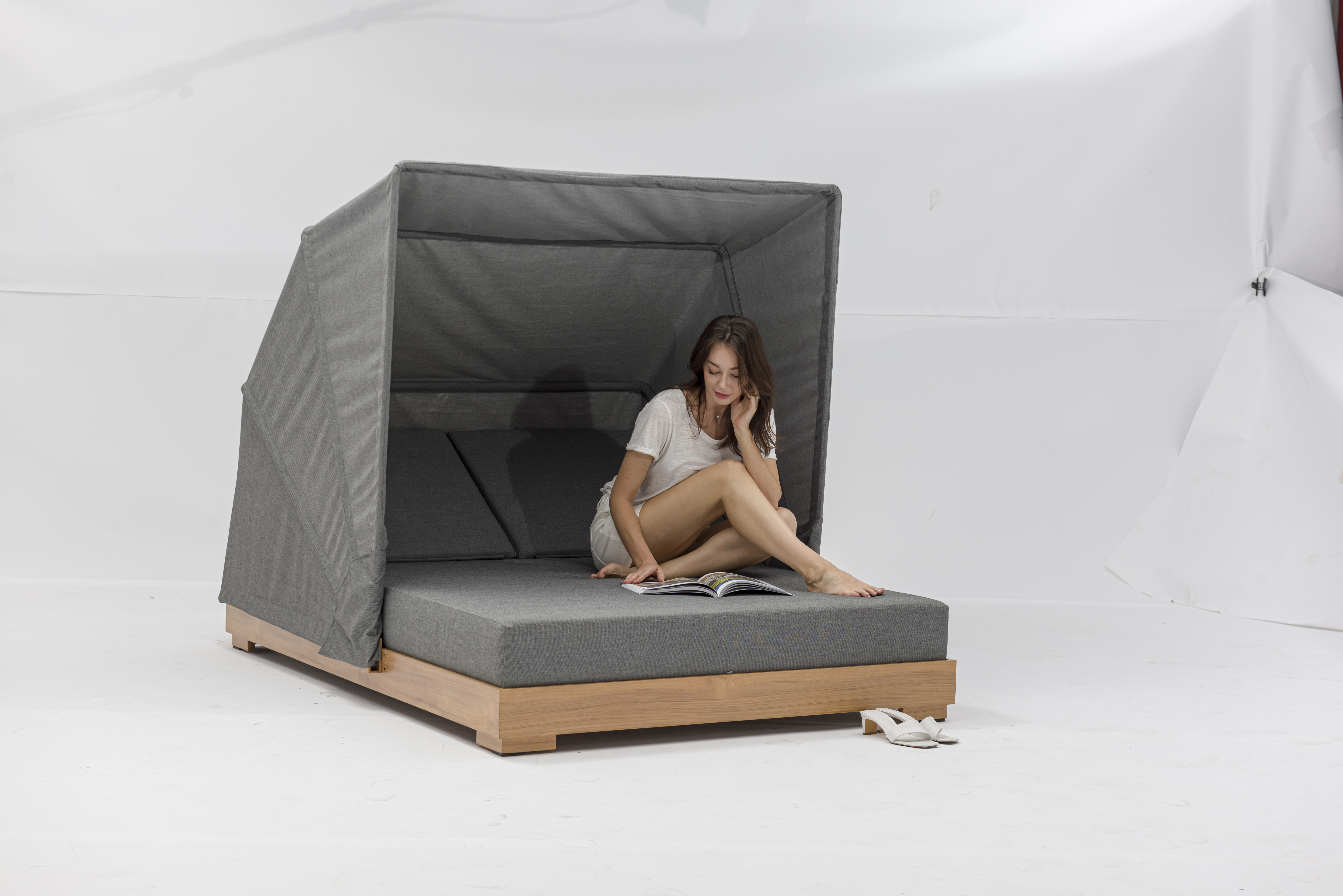 Комбинированный одноместный двухместный диван-кровать из ротанга с птичьей клеткой на балконе