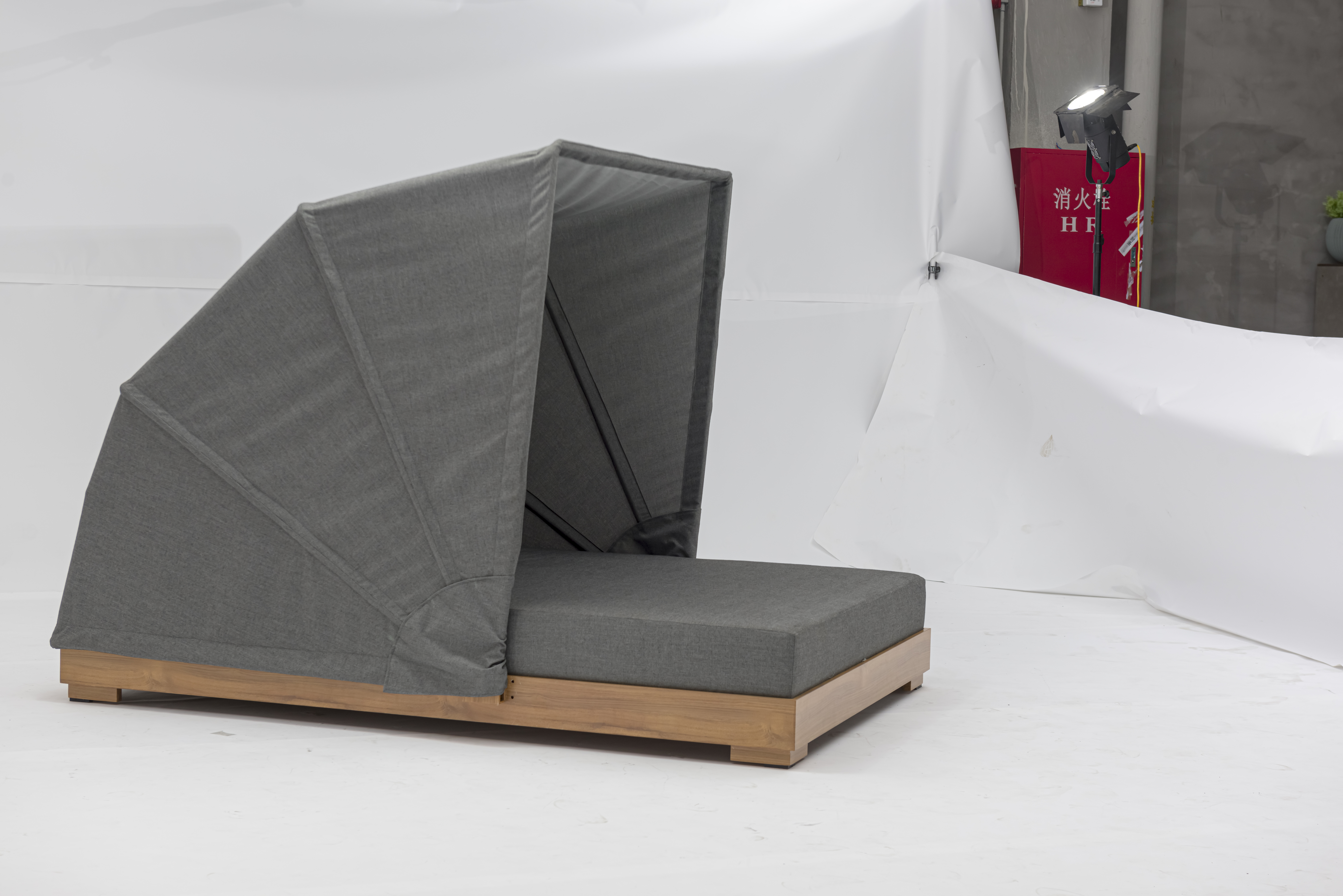 Комбинированный одноместный двухместный диван-кровать из ротанга с птичьей клеткой на балконе