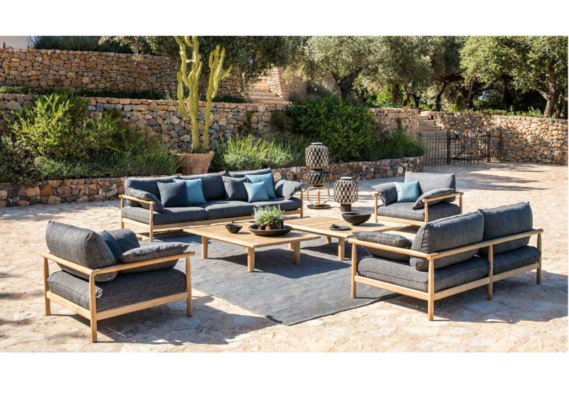 Traditional Outdoor Furniture VS Modern Outdoor Furniture