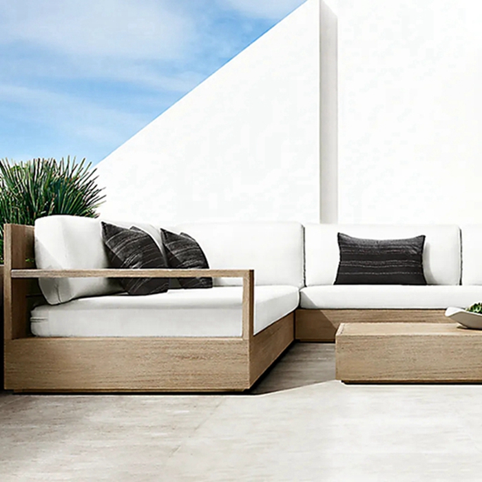 деревянный диван на открытом воздухе