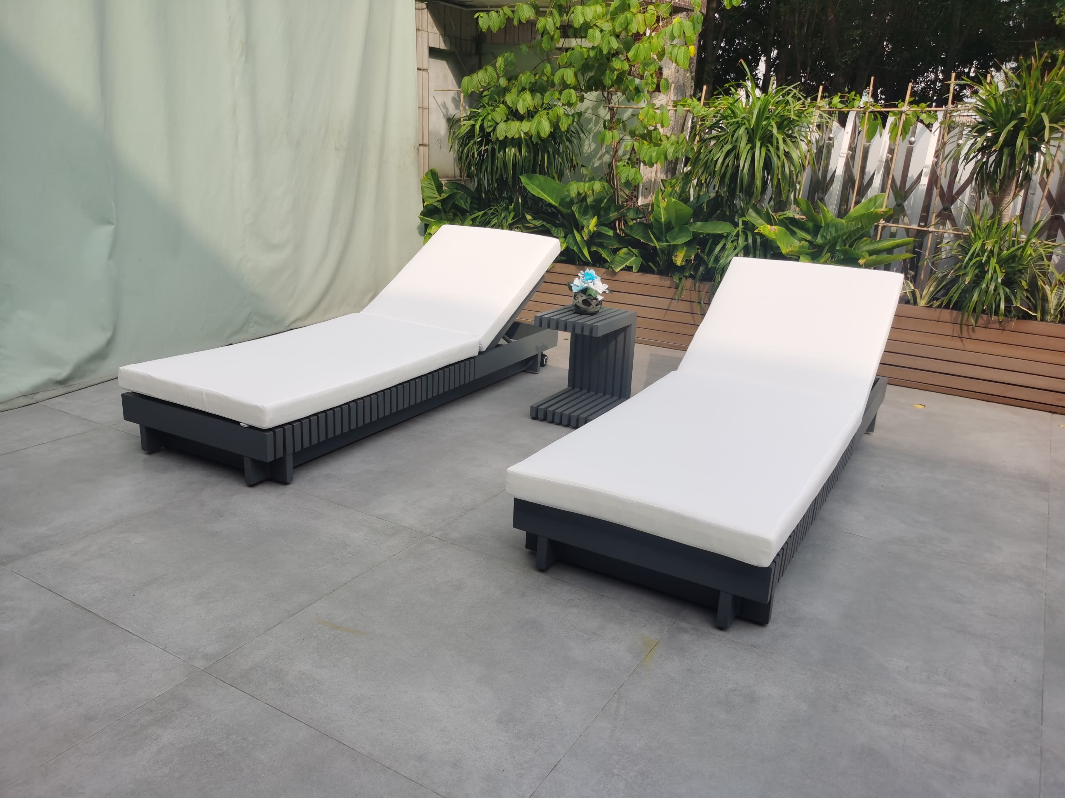 アウトドアラウンジチェアは、アウトドアに最適な椅子の選択肢です