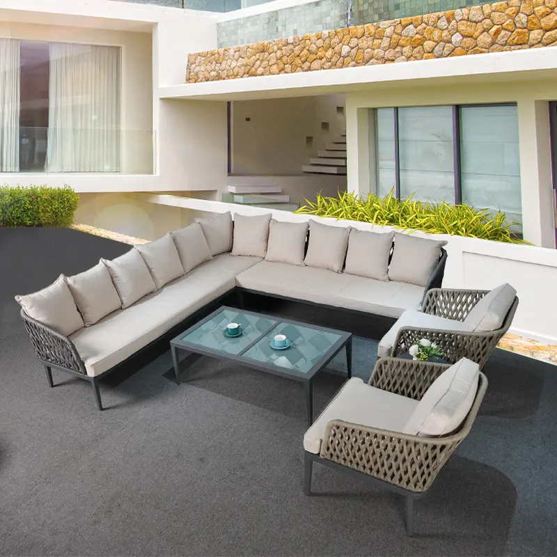 屋外ガーデンコーナーソファは、雨季には防水設計が必要ですか?